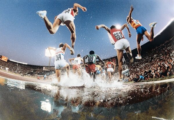 Участники бега на 3000 метров с препятствиями во время соревнований на XXII Олимпийских играх в Москве. 1980 год