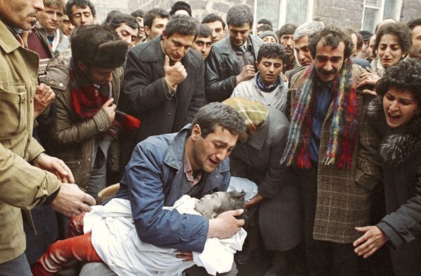 Отец оплакивает своего ребенка, погибшего во время землетрясения в армянском городе Спитаке в декабре 1988 года