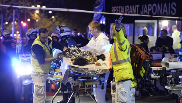 Спасатели работают на месте теракта в Париже. Архивное фото