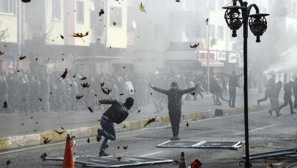 Полиция разгоняет демонстрантов во время акции протеста против комендантского часа в городе Диярбакыр. Архивное фото