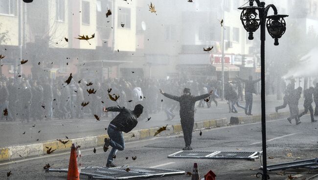 Полиция разгоняет демонстрантов во время акции протеста против комендантского часа в городе Диярбакыр, Турция. Архивное фото