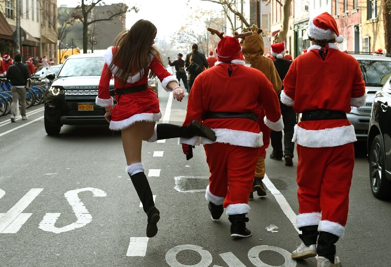 Парад в парке Бруклина во время SantaCon 2015, Нью-Йорк