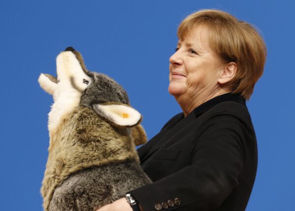 Канцлер Германии Ангела Меркель с игрушечным волком