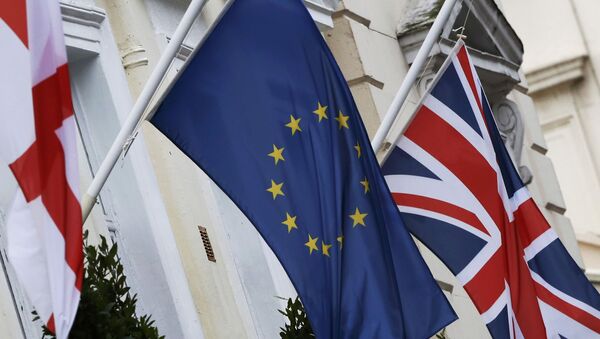 Флаги Евросоюза и Великобритании на отеле в Лондоне