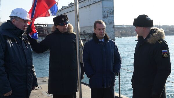 Председатель правительства России Дмитрий Медведев во время осмотра модернизированной атомной подводной лодки К-419 Кузбасс в ходе посещения ОАО Дальневосточный завод Звезда во Владивостоке