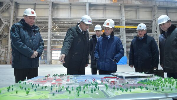 Председатель правительства России Дмитрий Медведев во время посещения ОАО Дальневосточный завод Звезда во Владивостоке