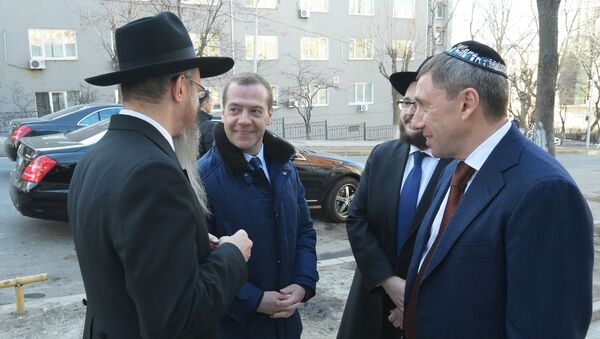 Председатель правительства Дмитрий Медведев перед посещением реконструированной синагоги во Владивостоке