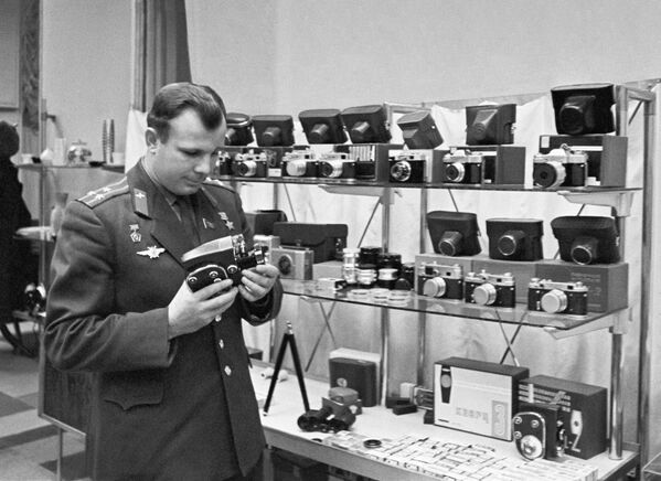Юрий Гагарин покупает кинокамеру
