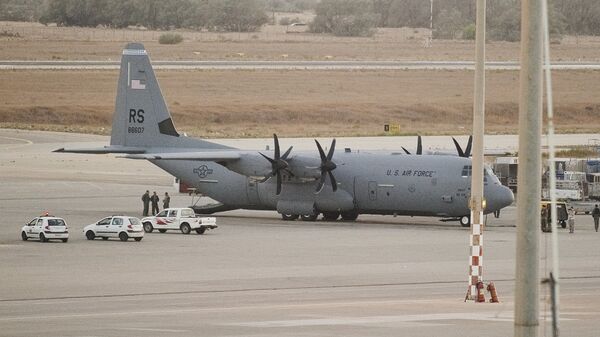 Американский военно-транспортный самолет C-130 Hercules в аэропорту Триполи, Ливия