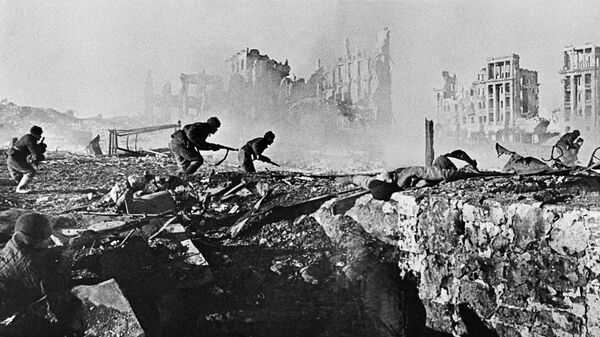 Советские солдаты штурмуют дом в Сталинграде. 1943 год