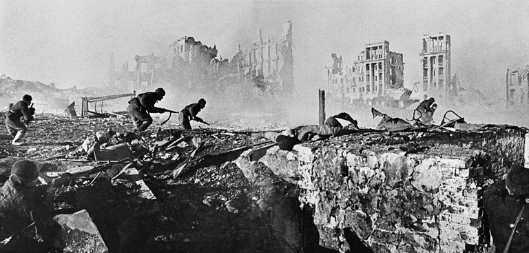Советские солдаты штурмуют дом в Сталинграде. 1943 год Советские солдаты штурмуют дом в Сталинграде. 1943 год
