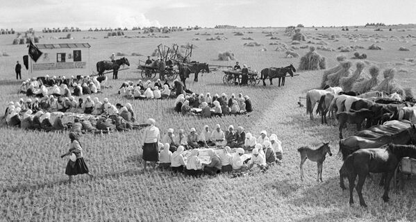 Обед на полевом стане. 1933 год