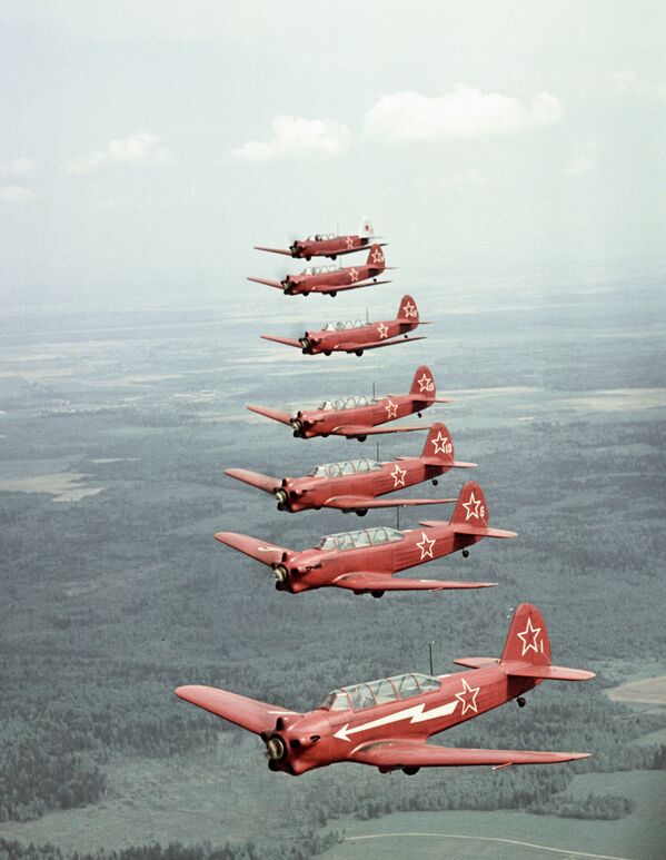 Самолеты Як-18 в воздухе. 1958 год