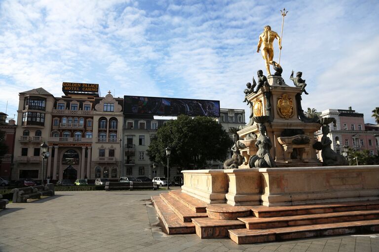 Фонтан Нептуна перед зданием Батумского драматического театра в городе Батуми