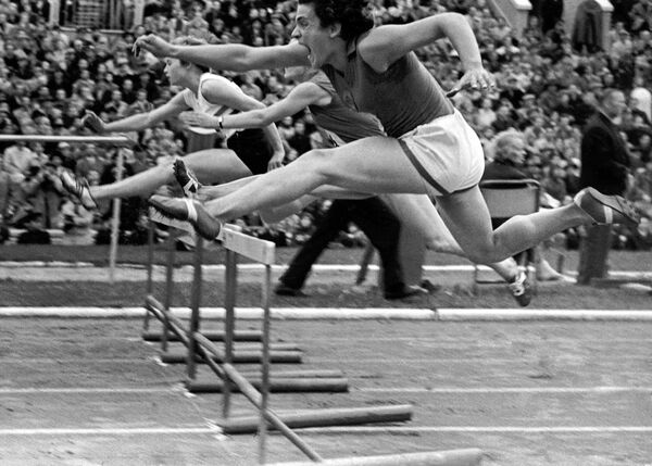 Советская легкоатлетка Ирина Пресс в беге на 80 метров с барьерами. 1959 год