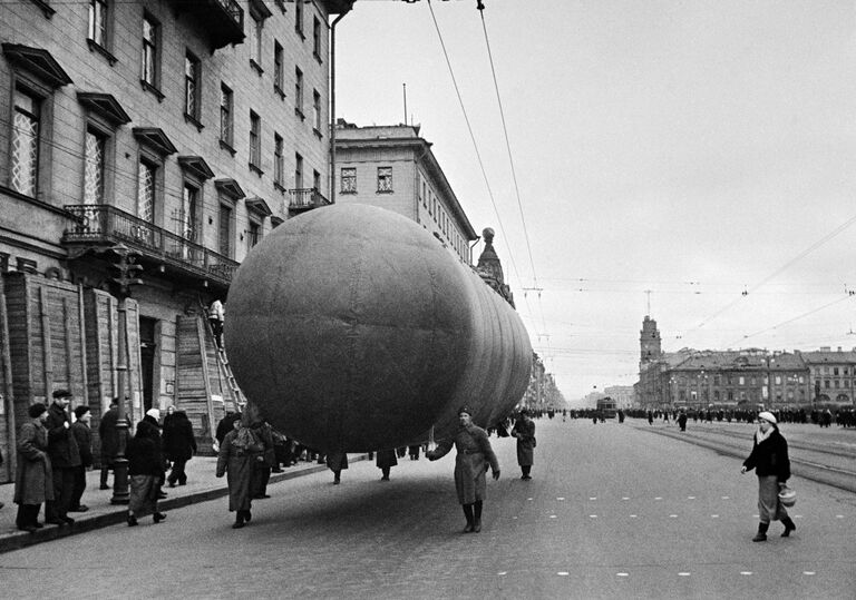 Аэростаты на Невском проспекте в Ленинграде. 1941 год