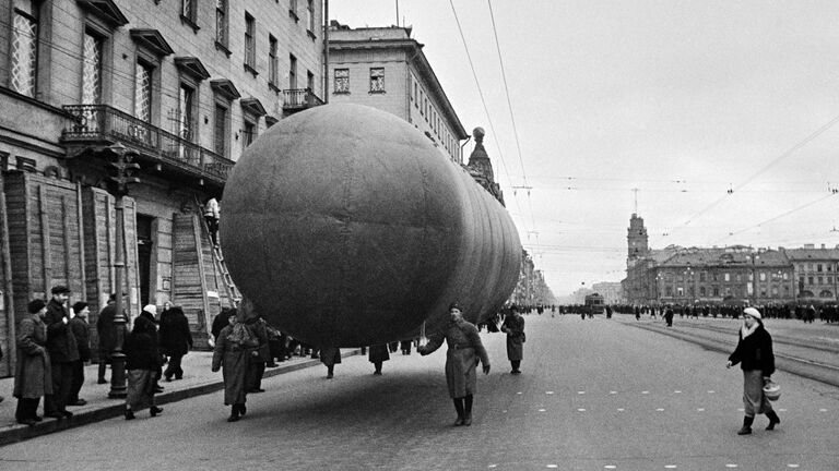 Аэростаты на Невском проспекте в Ленинграде. 1941 год