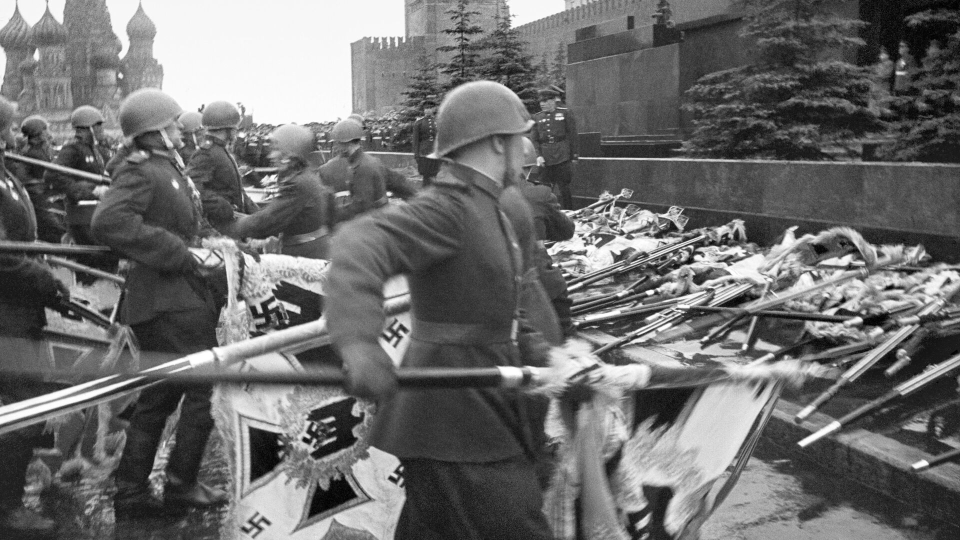 Знамена поверженных фашистских армий падают к стенам Кремля. Москва. 1945 год - РИА Новости, 1920, 25.12.2020