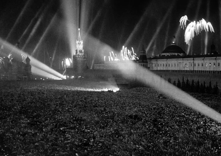 Салют Победы на Красной площади. 9 мая 1945 года Салют Победы на Красной площади. 9 мая 1945 года