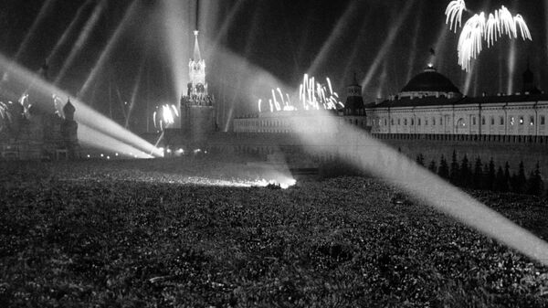 Салют Победы на Красной площади. 9 мая 1945 года. Архивное фото