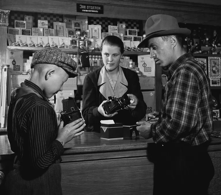 В отделе культтоваров сельского универмага Ростовской области. 1954 год В отделе культтоваров сельского универмага Ростовской области. 1954 год