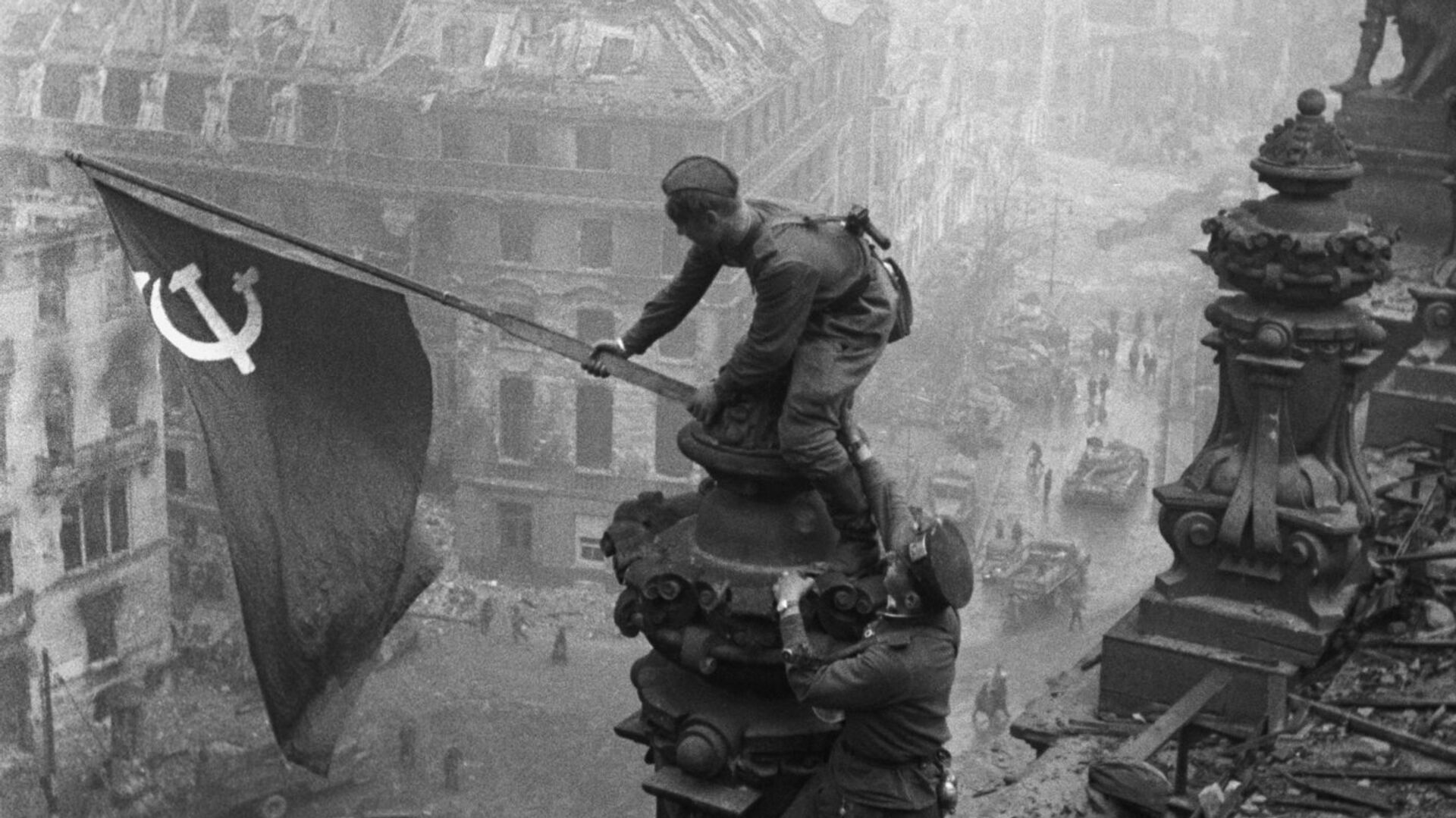 Фото Рейхстага В 1945 С Флагом