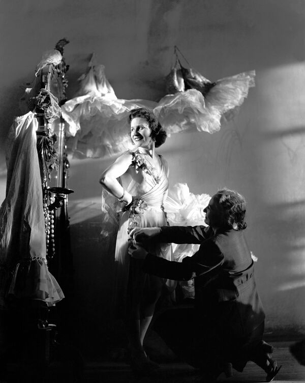 Солистка балета Государственного академического Большого театра СССР, народная артистка СССР Ольга Лепешинская в костюмерной, 1948 год.