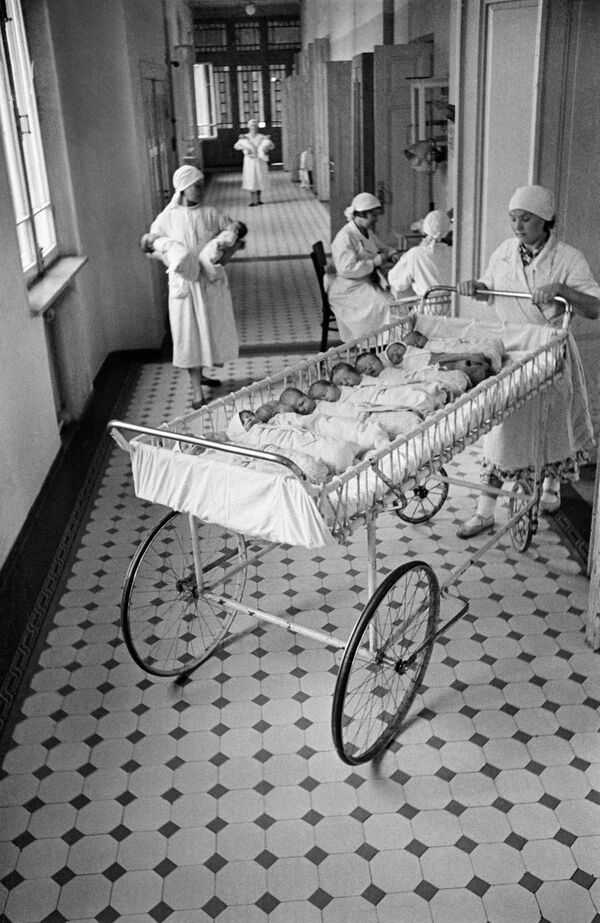 Время кормления новорожденных в одном из родильных домов Москвы. 1955 год