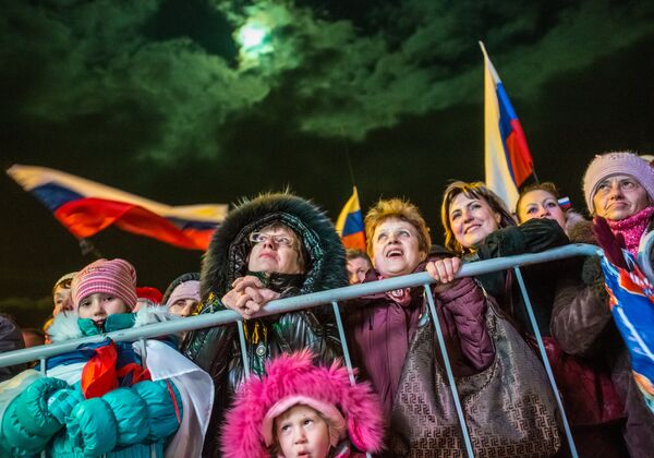 Жители Симферополя на концерте Крым-Весна, который проходит на площади Ленина в центре города, в день голосования на референдуме о статусе Крым. 2014 год