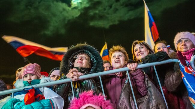 Жители Симферополя на концерте Крым-Весна, который проходит на площади Ленина в центре города, в день голосования на референдуме о статусе Крыма. 2014 год Жители Симферополя на концерте Крым-Весна, который проходит на площади Ленина в центре города, в день голосования на референдуме о статусе Крыма. 2014 год