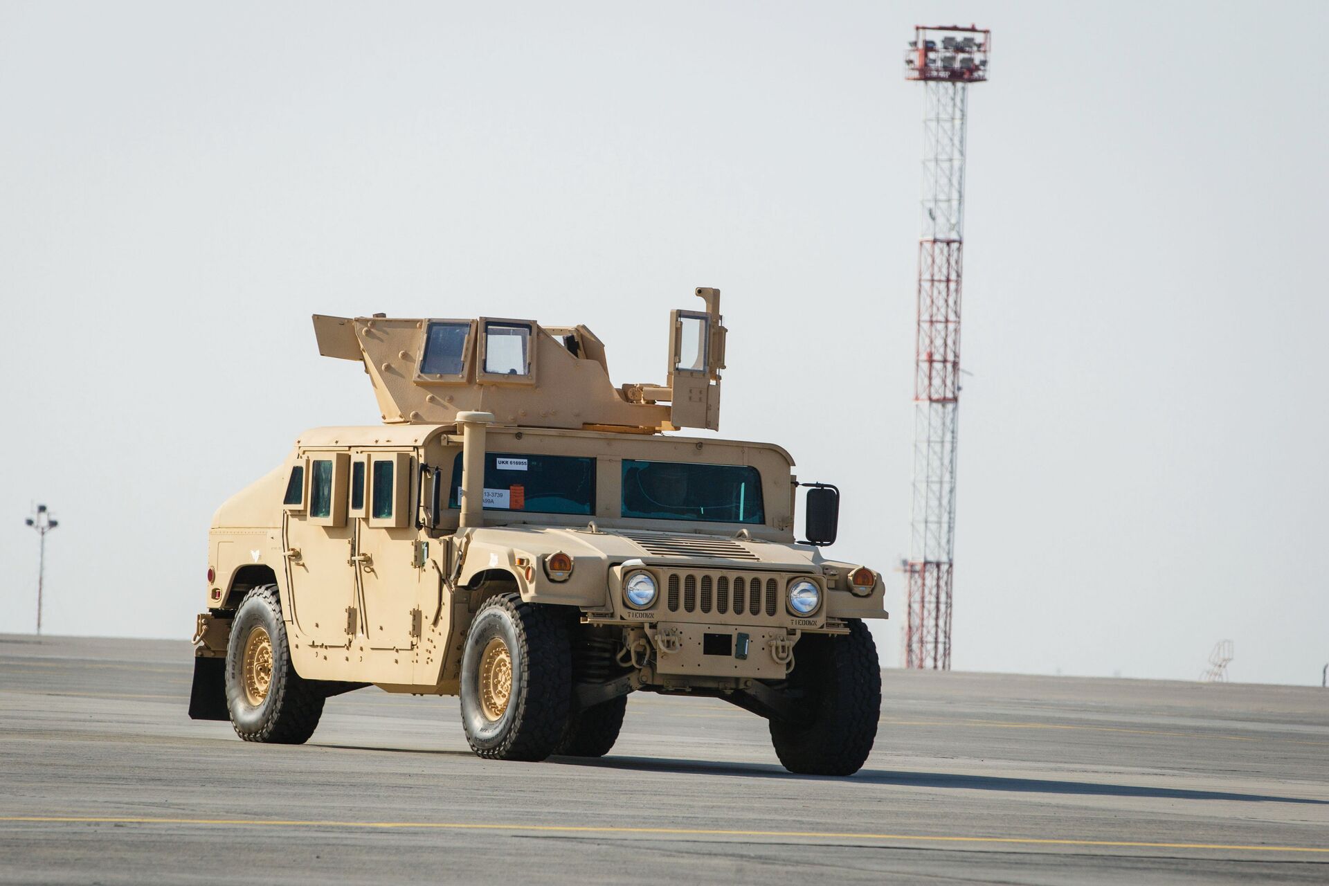 Президент Украины П.Порошенко встретил первый самолет ВВС США с американскими бронеавтомобилями - РИА Новости, 1920, 22.12.2025