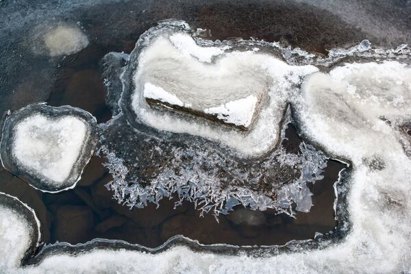 Первый лед на Онежском озере в Карелии
