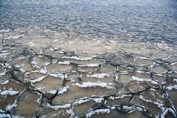 Первый лед на Онежском озере в Карелии