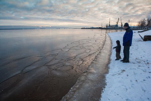 Жители Петрозаводска на берегу Онежского озера