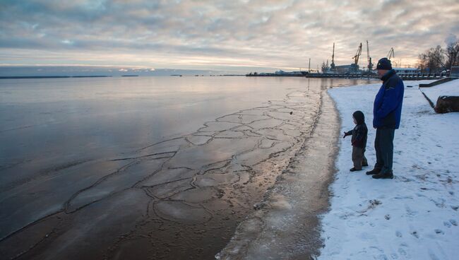 Жители Петрозаводска на берегу Онежского озера. Архивное фото