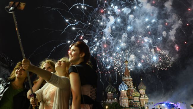 Выпускники школ во время праздничного вечера. Архивное фото