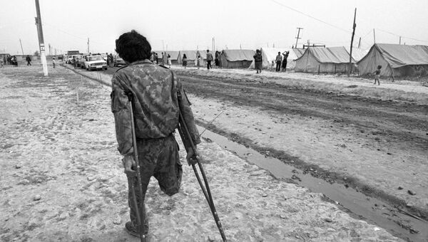 Жертва вооруженного конфликта Арменией и Азербайджаном в Сабирабадском лагере беженцев. Архив