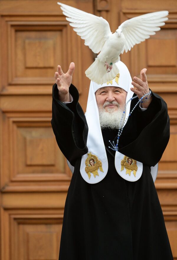 Патриарх Московский и всея Руси Кирилл выпускает в небо белых голубей в честь праздника Благовещения Пресвятой Богородицы на крыльце Благовещенского собора Московского Кремля. 2014 год