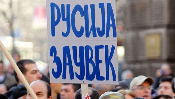 Участники общественного движения Dveri во время акции в Белграде. Надпись на плакате: Сербия всегда - Россия навсегда.