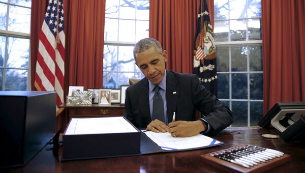 Барак Обама подписывает бюджет США