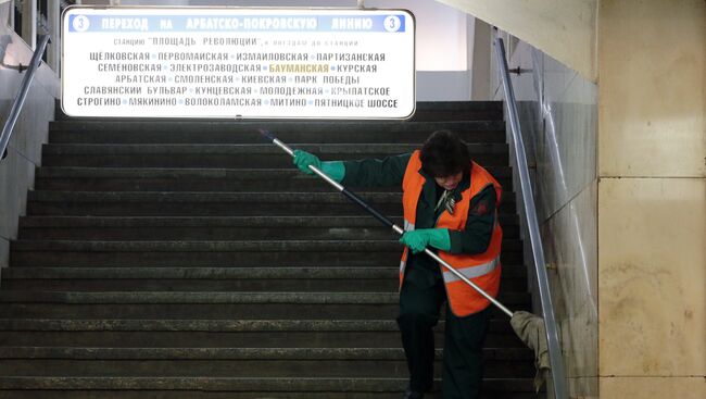 Сотрудница московского метрополитена моет стены, архивное фото