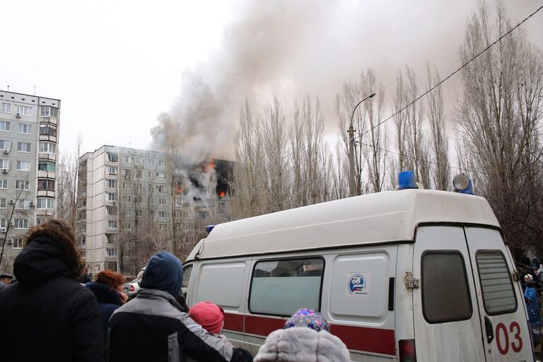 Пожар в разрушенном в результате взрыва бытового газа многоэтажном доме по улице Космонавтов в Волгограде