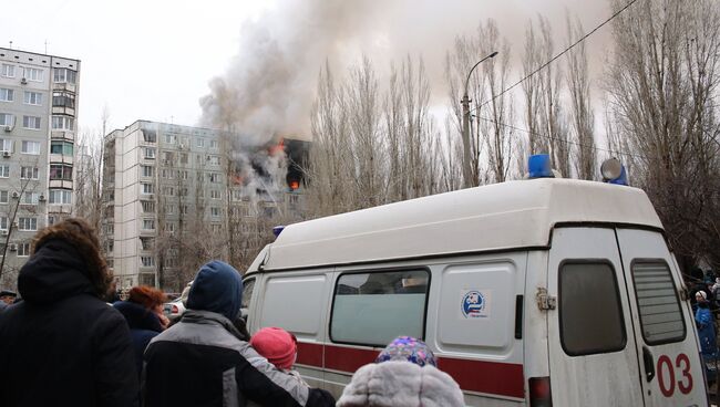 Пожар в разрушенном в результате взрыва бытового газа многоэтажном доме по улице Космонавтов в Волгограде