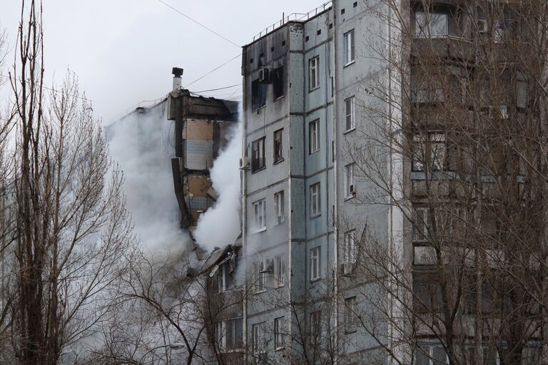 Пожар в разрушенном в результате взрыва бытового газа многоэтажном доме по улице Космонавтов в Волгограде