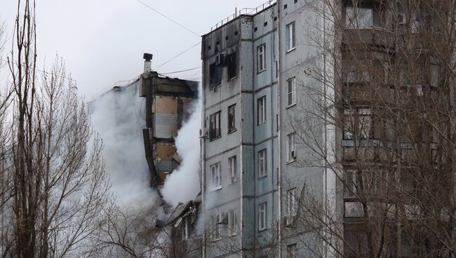 Пожар в разрушенном в результате взрыва бытового газа многоэтажном доме по улице Космонавтов в Волгограде. Архивное фото