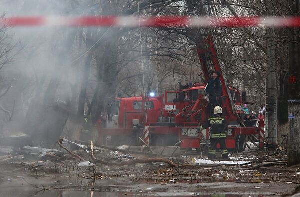 Сотрудники МЧС РФ у разрушенного в результате взрыва бытового газа многоэтажного дома по улице Космонавтов в Волгограде