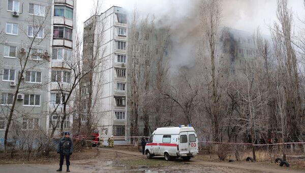 Пожар в разрушенном в результате взрыва бытового газа многоэтажном доме по улице Космонавтов в Волгограде