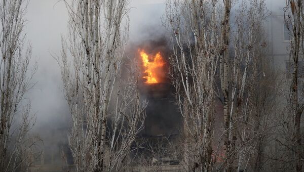 Пожар в разрушенном в результате взрыва бытового газа многоэтажном доме по улице Космонавтов в Волгограде.