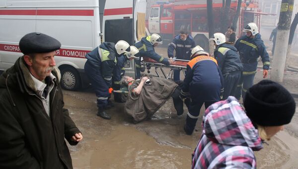 Сотрудники МЧС РФ эвакуируют жителей разрушенного в результате взрыва бытового газа многоэтажного дома по улице Космонавтов в Волгограде.