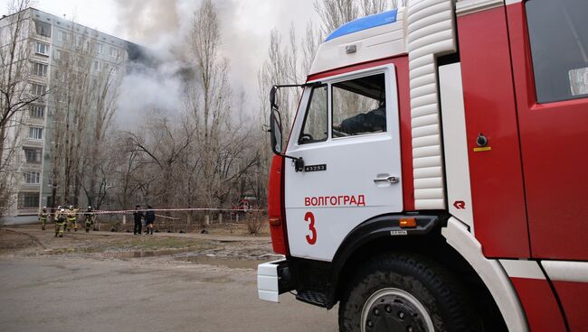 Сотрудники МЧС РФ у разрушенного в результате взрыва бытового газа многоэтажного дома по улице Космонавтов в Волгограде.